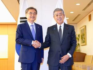 握手を交わす岩屋外相(右)と韓国の趙顕外相=29日午後、外務省