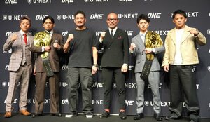 『ONE SAMURAI』発表会見に登壇した（左から）武尊、若松佑弥、チャトリ・シットヨートンCEO、田中俊太郎・ONE JAPAN CEO、吉成名高、与座優貴 （C）ORICON NewS inc.