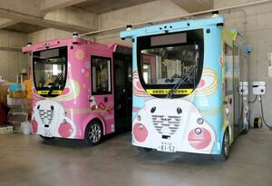 村役場車庫に保管されている自動運転バス。運行再開のめどは立っていない＝弥彦村矢作