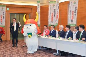 　国宝「彦根城」の世界文化遺産登録を目指す議員連盟の設立総会に登場した「ひこにゃん」＝２３日、国会