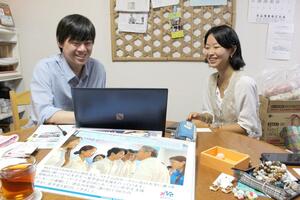 SNSで協力を呼びかける西野紗和子さんと岩瀬子龍さん=新潟市中央区営所通2
