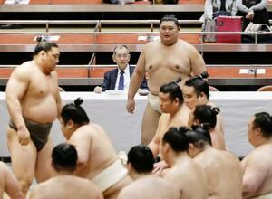 　稽古総見に参加した大の里（右奥）＝両国国技館