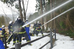 柏崎市消防本部が初めて実施した林野火災の訓練=柏崎市平井(柏崎市消防本部提供)