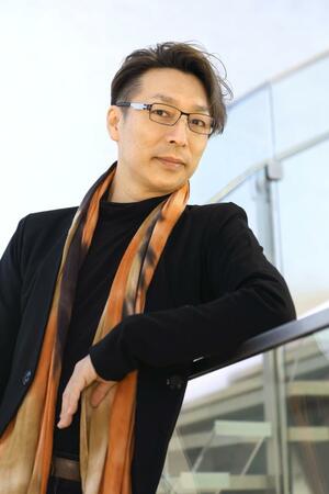 「人生賛歌であるシャンソンを楽しんで聴いてほしい」と語る文太郎=新潟市中央区の新潟日報メディアシップ