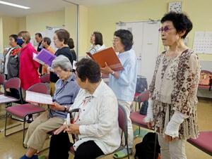 被爆者らでつくる合唱団「ひまわり」の田崎禎子団長(右端)=7月、長崎市