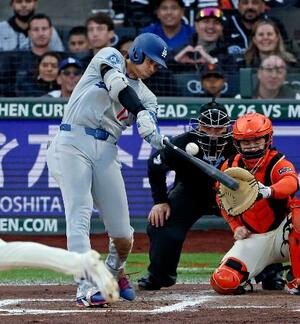 ジャイアンツ戦の3回、32号2ランを放つドジャース・大谷=サンフランシスコ(共同)