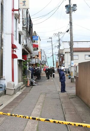 火災から1日たった本寺小路の現場周辺=5月11日、三条市