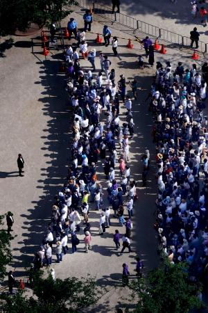 東京都議選の選挙戦最終日、候補者らの街頭演説に集まった有権者たち=21日午後、都内(共同通信社ヘリから)