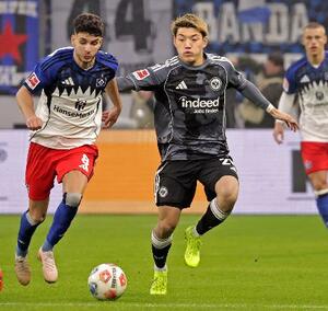 　ハンブルガーＳＶ戦で競り合うＥフランクフルトの堂安（右）＝ハンブルク（共同）