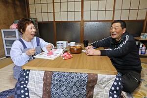 こたつでくつろぐ青木英利さん(右)と真弓さん。子どもが独立し、2人暮らしは3年になった=3月中旬、長岡市寺泊野積