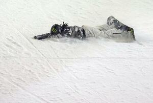 　ハーフパイプ第５戦、男子決勝で転倒した平野歩夢＝２０２６年１月１７日、ラークス（共同）