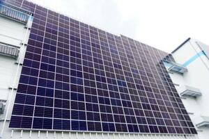 「名古屋みなとフルフィルメントセンター」の外壁に設置された太陽光パネル=17日午後、名古屋市