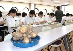 出前授業で帛乙女を食べ比べる新潟調理師専門学校の生徒ら=新潟市中央区東幸町
