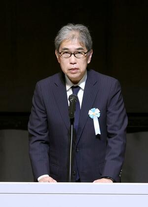式典で後世へのメッセージとして壇上で話すレゾナック・ホールディングス(旧昭和電工)の髙橋秀仁社長=新潟市中央区