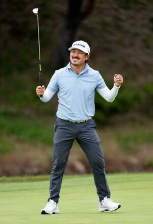 最終日、ウイニングパットを決めガッツポーズする佐藤大平。通算20アンダーでツアー初勝利を果たした=成田ヒルズCC