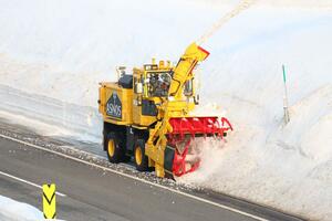 道央自動車道での新潟トランシスの除雪機の試験=2022年、北海道(新潟トランシス提供)