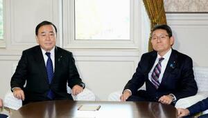 会談に臨む自民党の梶山国対委員長(左)と立憲民主党の笠国対委員長=2日午前、国会