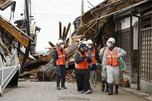 罹災証明に向けた調査を行う市職員ら=1月、石川県輪島市