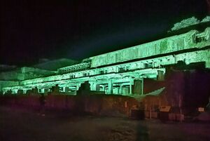 色鮮やかな明かりに照らされた北沢浮遊選鉱場跡＝佐渡市相川北沢町