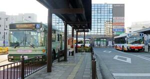 　近鉄富田林駅前のバスターミナル。民間のバスのほか、自治体名が書かれたバスも並ぶ＝２０２５年１２月、大阪府富田林市