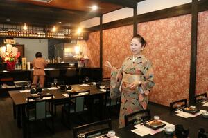 「りゃんと」を案内する女将の岡本美絵さん＝佐渡市両津夷