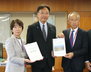 新潟西道路の早期整備を国定勇人・国土交通政務官(中央)に要望する野島晶子・新潟市副市長(左)ら=11月18日、国土交通省