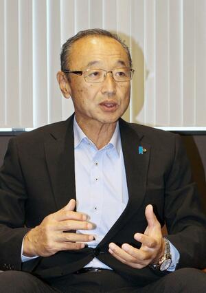 インタビューに答える渡辺竜五・佐渡市長=市役所