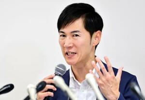 記者会見する再生の道の石丸代表=22日深夜、東京都港区