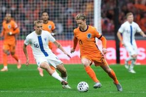 攻め込むオランダの選手(右)=12日、アムステルダム(AP=共同)