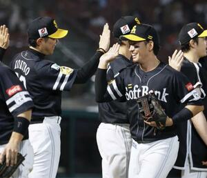 楽天に勝利し、タッチを交わすソフトバンク・小久保監督(左)と栗原=楽天モバイルパーク