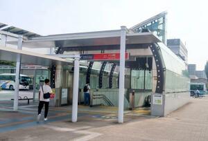 つくばエクスプレスつくば駅の出入り口=22日午後、茨城県つくば市