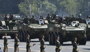 「抗日戦争と世界反ファシズム戦争勝利70周年」で、北京の天安門前をパレードする中国人民解放軍の軍事車両=2015年9月3日(共同)
