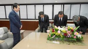 静岡県庁を訪れ、鈴木康友知事(左端)に謝罪する中部電力の林欣吾社長(右から3人目)ら=20日午前