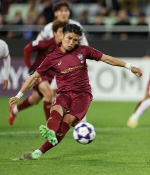 神戸―成都 試合終了間際、同点PKを決める佐々木=ノエスタ