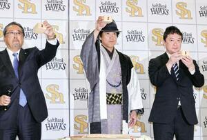 　仕事始めの鏡開きを行い、乾杯するソフトバンクの城島ＣＢＯ（中央）ら＝５日、みずほペイペイドーム