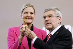 　ＩＯＣの新旧会長引き継ぎ式のコベントリー氏（左）とバッハ氏＝６月、スイス・ローザンヌ（ゲッティ＝共同）