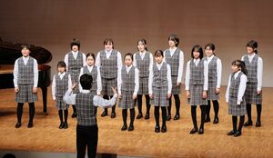 柔らかな歌声を響かせるアルカディア少年少女合唱団=見附市昭和町2