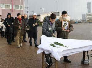 北朝鮮に渡り、現地で亡くなった人たちを悼んだ式典=14日、新潟市中央区