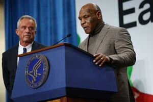 　講演するマイク・タイソン氏。左はケネディ米厚生長官＝１１日、ワシントン（ゲッティ＝共同）