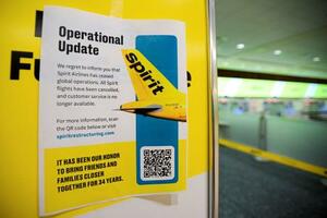　米フロリダ州の空港に掲示された、スピリット航空の運行情報の張り紙＝２日、オーランド（ロイター＝共同）