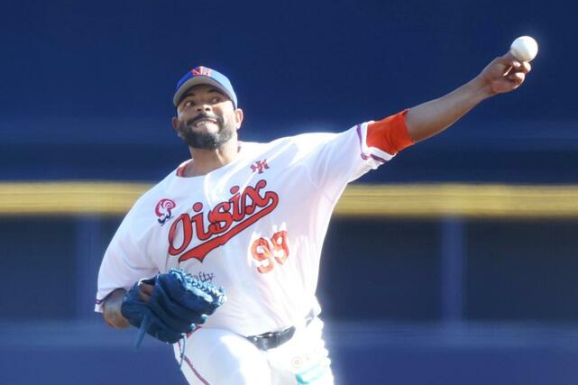 八回、３番手で登板した新加入のエスコバー。初登板は１回無失点と、堂々の本拠地デビューを飾った＝３月２３日、エコスタ