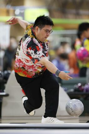 成年男子・団体戦（４人チーム）ボウリング決勝　第３投者の板垣博志＝１０月１１日、佐賀県佐賀市　ボウルアーガス