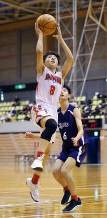 男子バスケ決勝 本丸-両津・佐渡中教校 チーム最多得点を挙げた本丸の関川凌久=7月13日、リージョンプラザ上越