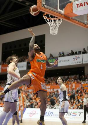 第３クオーター、フェルプスが２点シュートを決めて４５－４５に追い付く＝アオーレ長岡