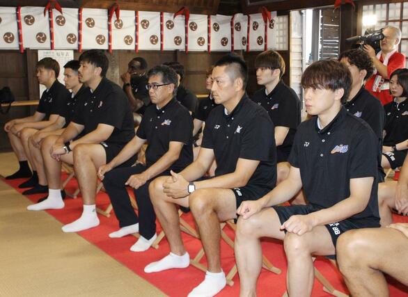 新潟アルビレックスＢＢの監督、選手らが必勝祈願