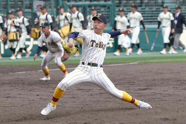 新ユニホームを着て練習する帝京長岡の主戦工藤壱朗=15日、甲子園