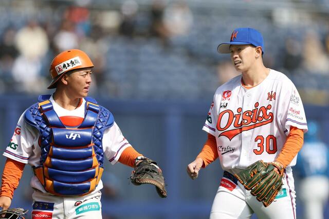 
３回表、ピンチを切り抜けたオイシックスの先発・能登嵩都（右）
