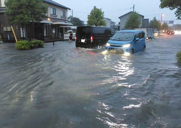 雨で冠水した道路=10日、新発田市