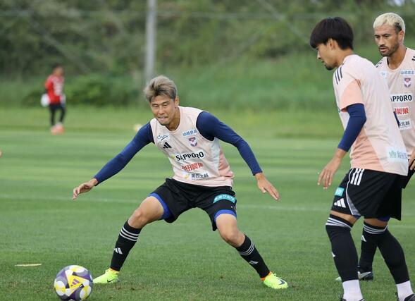 J1第31節名古屋戦の前日練習に臨むアルビレックス新潟のFW谷口海斗(中央)=22日、聖籠町