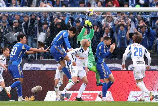 相手のＣＫをパンチングで防ぐＧＫ藤田